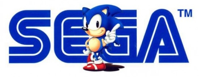 Sonic delante del logo de Sega