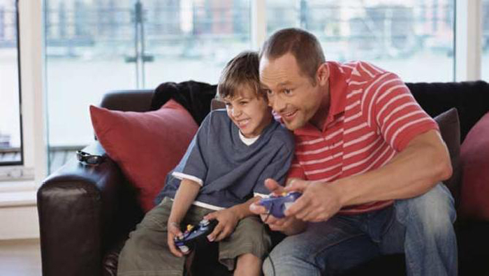 Un padre compartiendo un videojuego con su hijo